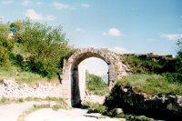 Арка ворот внутренней стены Чуфут-Кале (45k)